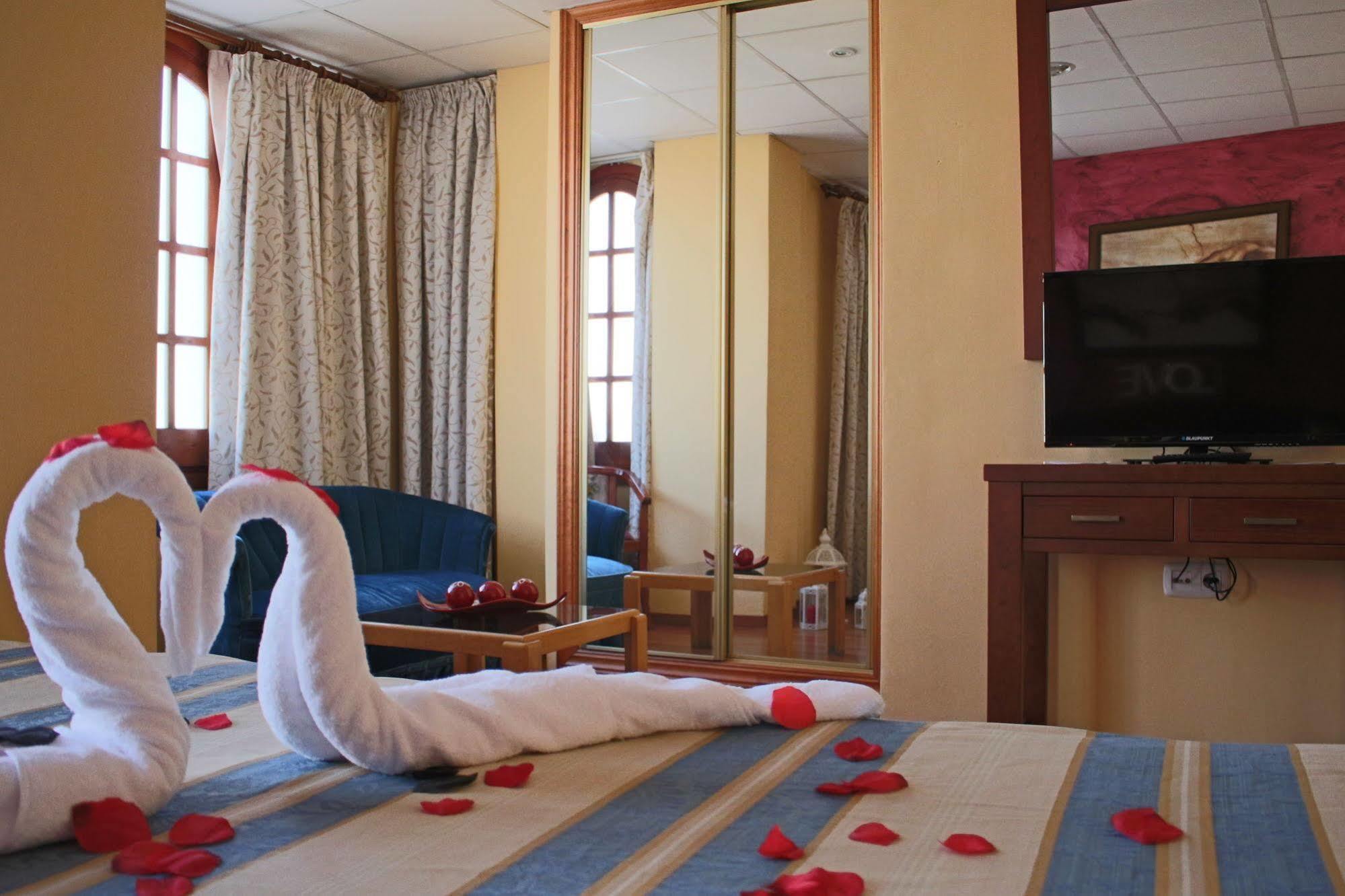 La Curva Hotel *